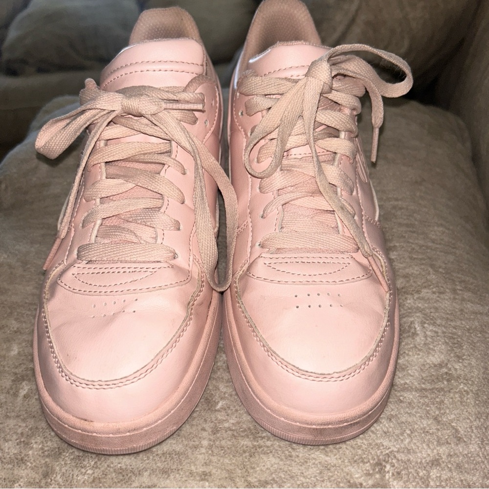 Heelys Pink Sneakers with Minimalist Design and Lace-Up Closure